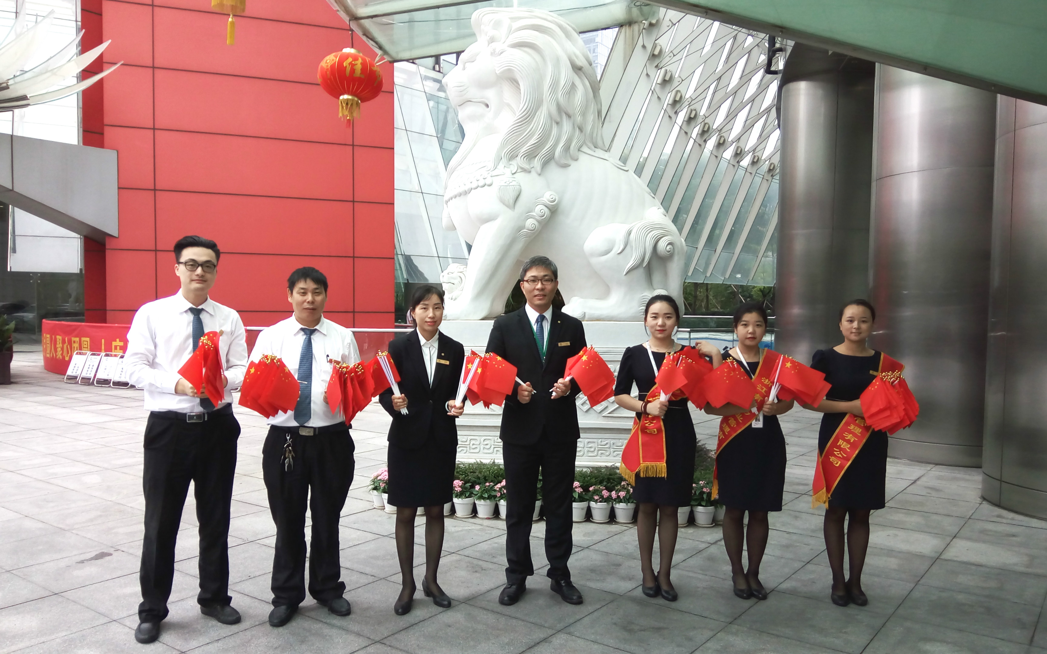 金秋十月庆华诞，小小国旗表心意