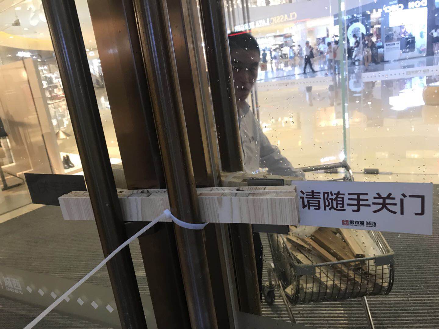 严阵以待|暴雨中夙夜奋战，为你守护家园平安