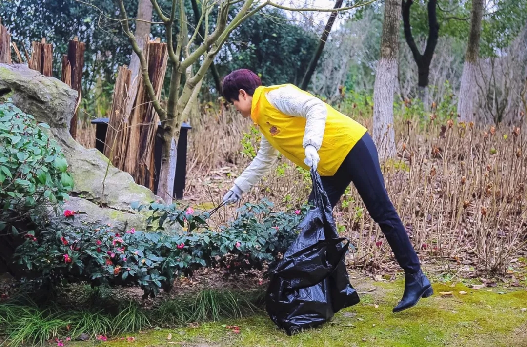 公益小黄人新年行动|“红色”引领，美好家园“益起扫”