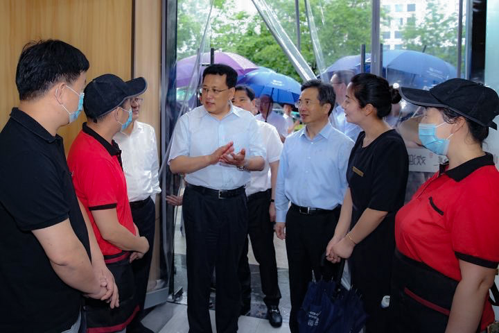 以服务 促发展 | 浙江省人民政府省长袁家军一行视察ag平台游戏官网物业西溪银泰城服务项目