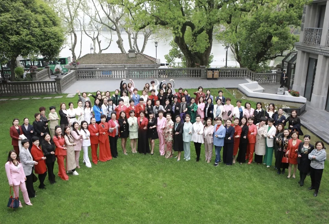 ag平台游戏官网物业服务集团被授予“脱贫攻坚模范企业”荣誉，董事长韩芳荣获”公益大使“称号